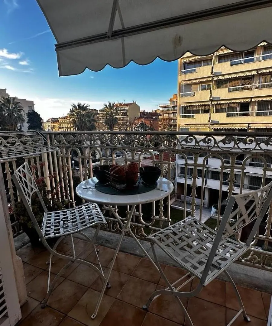 Appartement 2 Pieces Centre Menton Jardin Bioves 0*,  France